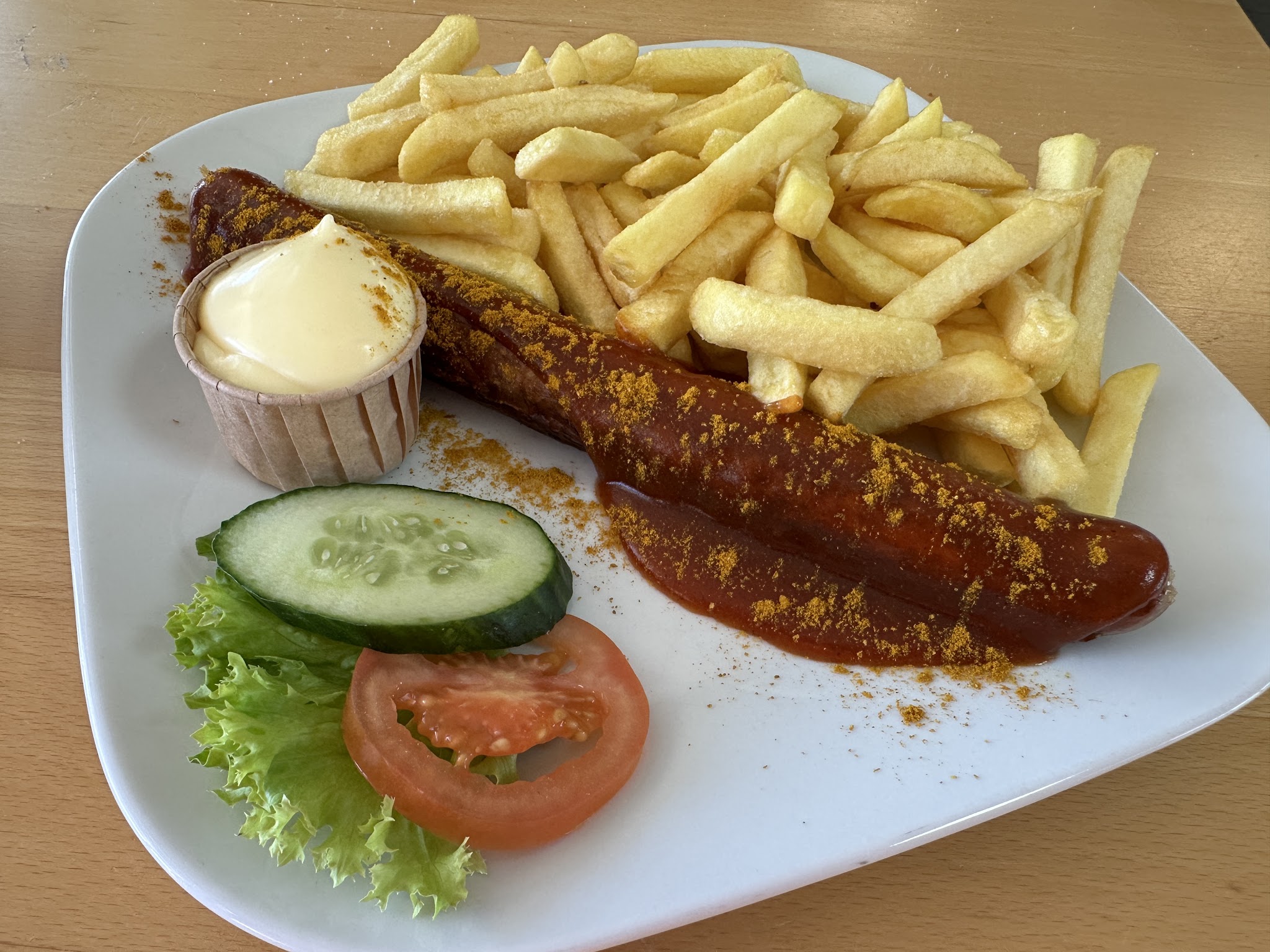 Een warme maaltijd met friet en salade in het restaurant