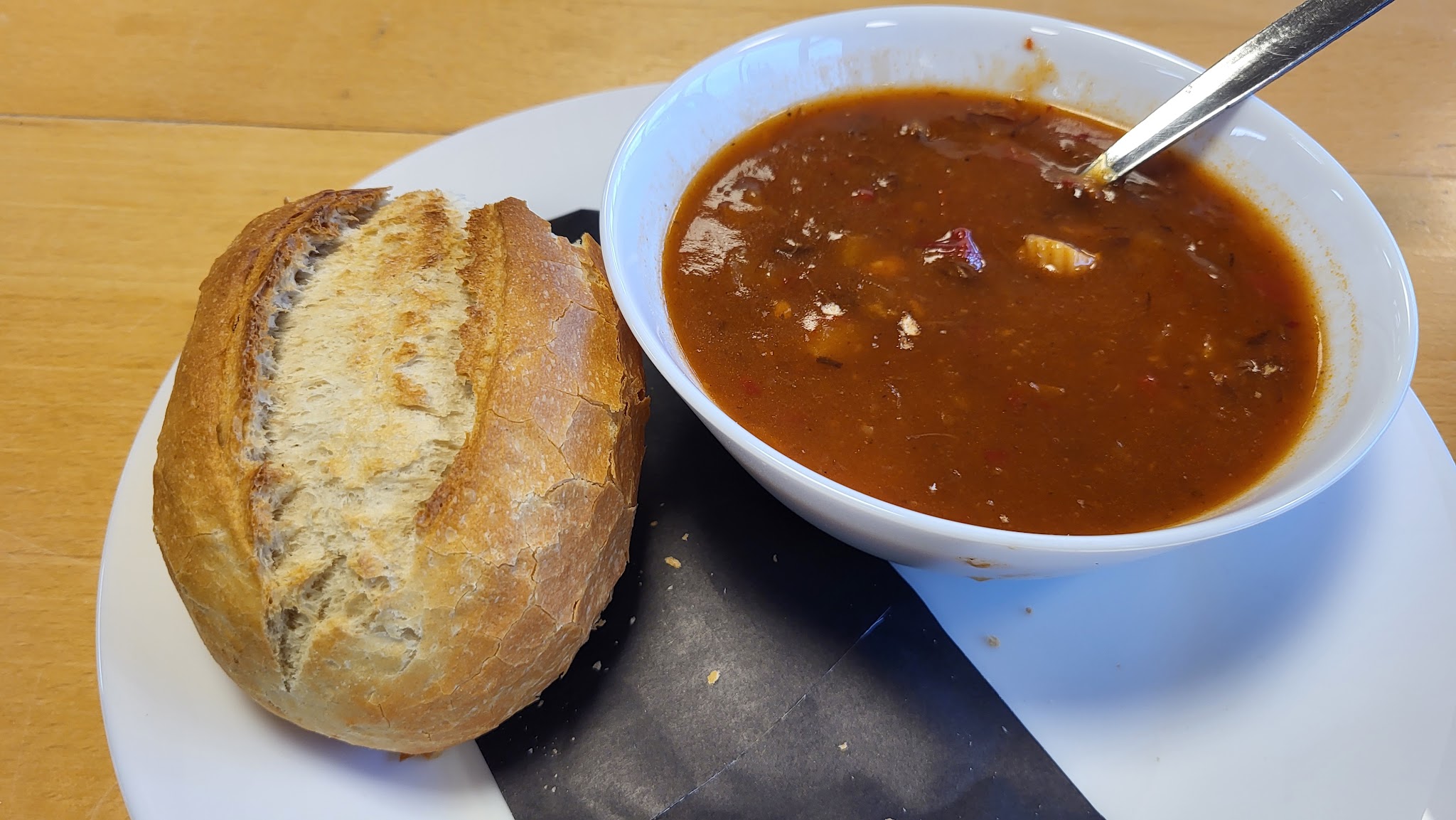 Een kom soep met brood op tafel