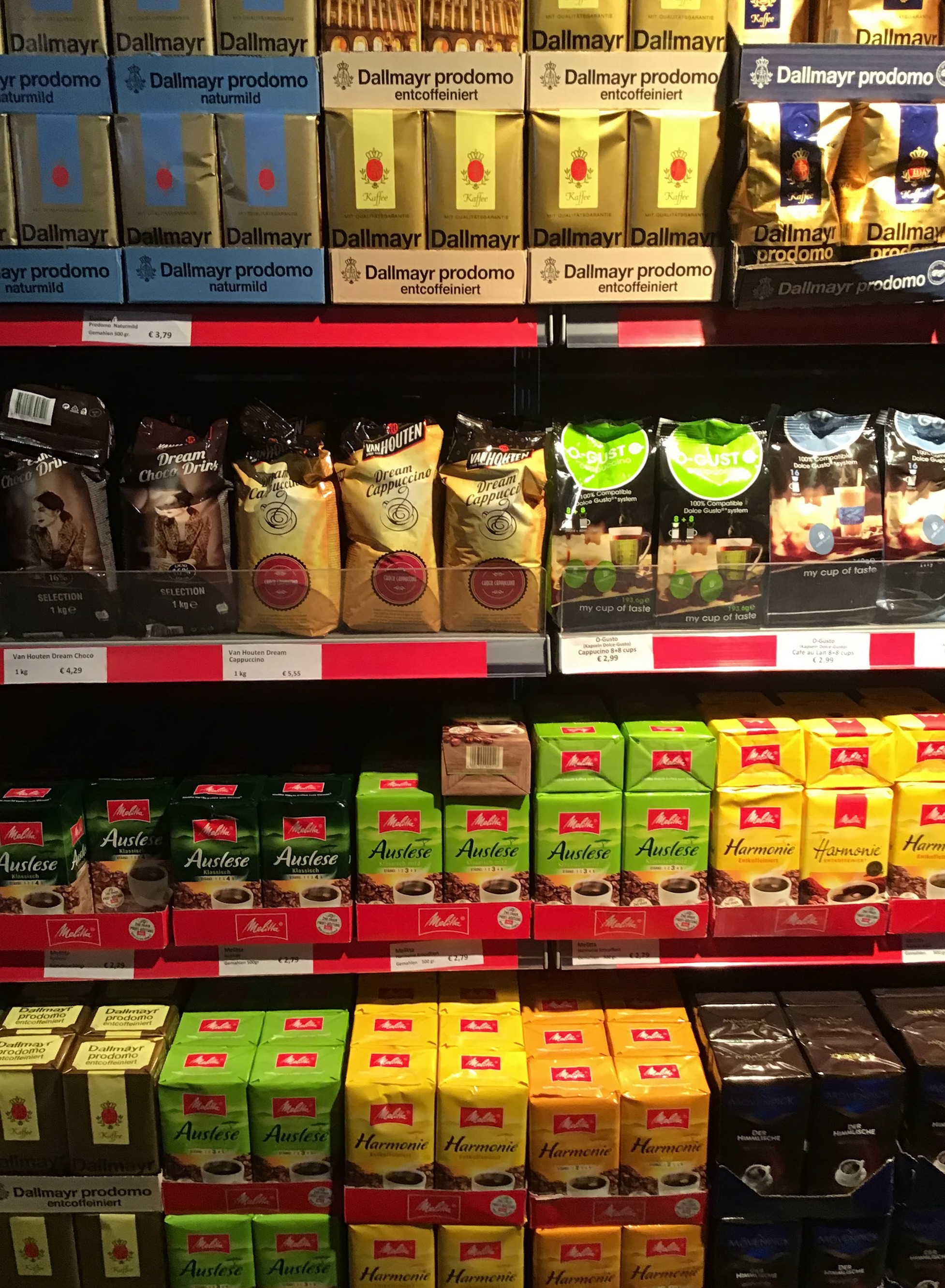 Het assortiment koffiebonen in de winkel