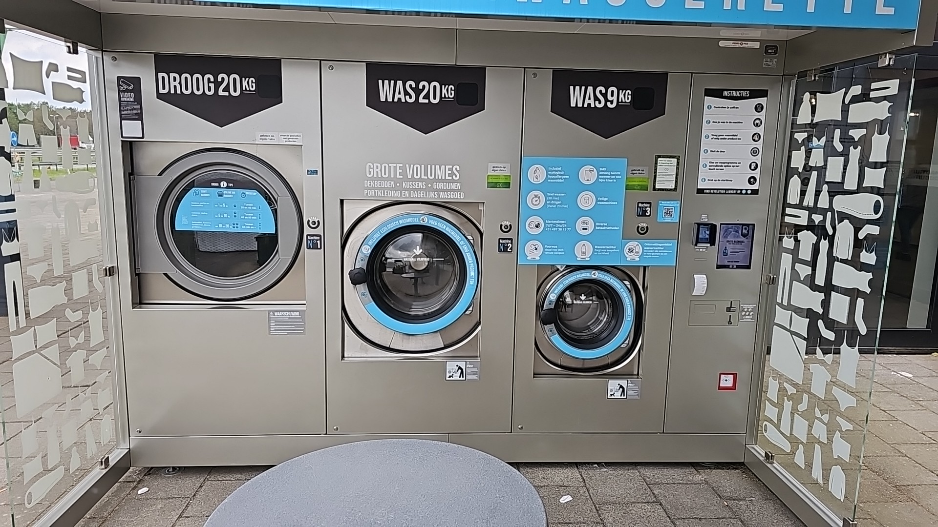 De wasmachines en droger van de wasserette bij De Poppe